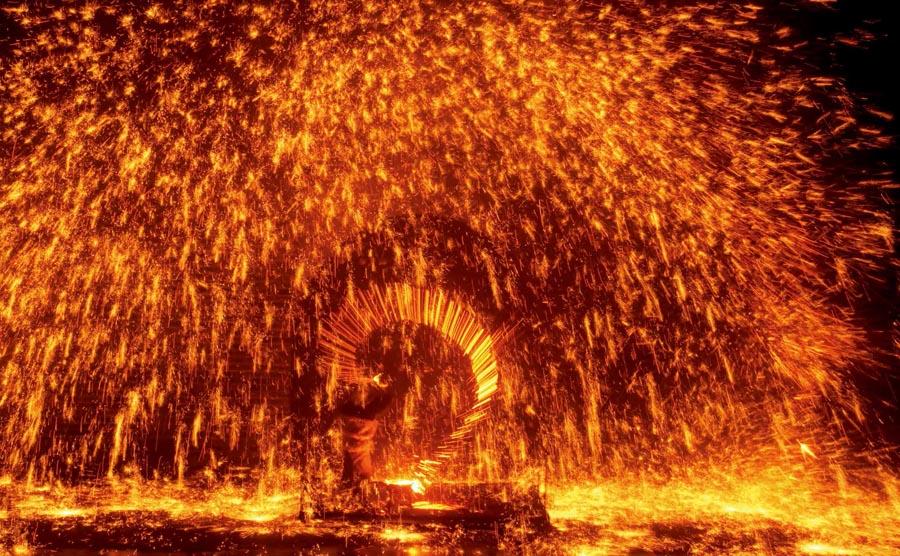 Dashuhua (a shower of molten iron sparks that looks like fireworks) in Yuxian county, Zhangjiakou city, North China\'s Hebei Province.   (Photo provided to chinadaily.com.cn)
