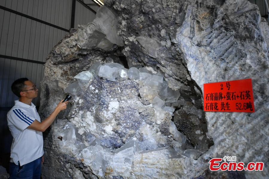 A collection of mineral crystals stored in a warehouse in Kunming City, Southwest China\'s Yunnan Province, May 6, 2019. The owner, Mr. Tang, said the mineral crystals were of various shapes and were from the province\'s Weishan Yi and Hui Autonomous County, with the biggest one weighing 52.6 tons. (Photo: China News Service/Ren Dong)