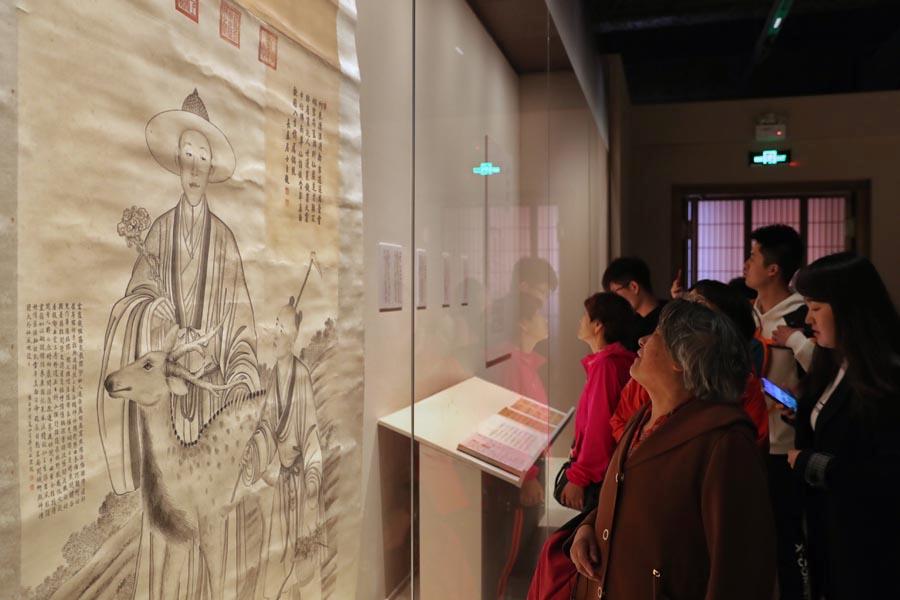 Visitors view a portrait of Emperor Qianlong among 100-odd paintings and calligraphy works of the 18th century, which reflect fine art achievements of the royal family and high officials of the Qing Dynasty (1644-1911).  (PHOTO/CHINA DAILY)
Emperor Qianlong\'s passion for calligraphy and painting is the subject of an ongoing exhibition at the Palace Museum.

If he had not become emperor, Qianlong, whose reign lasted from 1736 to 1795 during the Qing Dynasty (1644-1911), would have instead seen his name etched in history as an artist or a writer.

Even as a ruler known for presiding over an era of booming social prosperity in China, the emperor was adept at taking time out from running state affairs to explore his passion for fine art.

It is difficult to calculate just how many ink-on-paper works by Qianlong remain in existence, but on one occasion alone in 2014, researchers from the Palace Museum in Beijing－China\'s former imperial palace also known as the Forbidden City－discovered more than 28,000 handwritten poems penned by the emperor in an old royal warehouse.

Qianlong\'s lifelong affection for art had a powerful influence over the entire imperial court during his reign, which is the subject of an ongoing exhibition at the Palace Museum running through June.