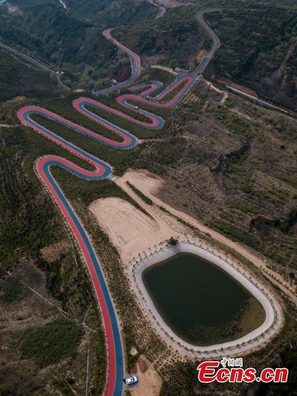 A drone photo shows a mountain road painted in two colors, used in a cycling race, in Taiyuan City, North China\'s Shanxi Province, May 7, 2019. (Photo: China News Service/Wei Liang)