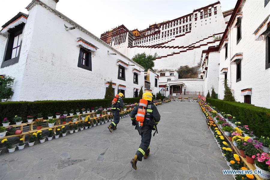 Firefighters run in an emergency drill at the Potala Palace in Lhasa, southwest China\'s Tibet Autonomous Region, May 7, 2019. (Xinhua/Li Xin)