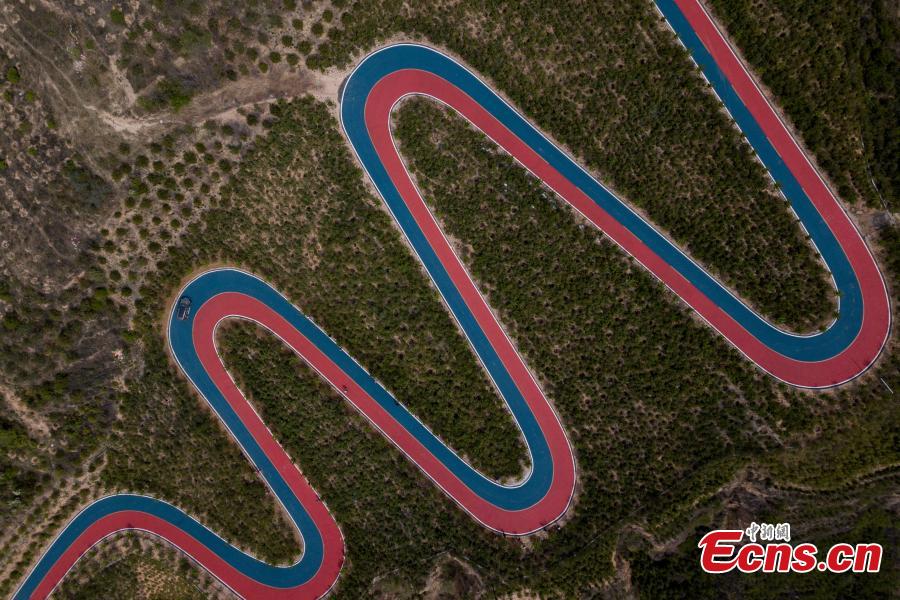 A drone photo shows a mountain road painted in two colors, used in a cycling race, in Taiyuan City, North China\'s Shanxi Province, May 7, 2019. (Photo: China News Service/Wei Liang)