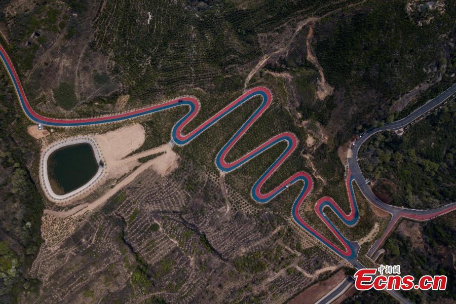 A drone photo shows a mountain road painted in two colors, used in a cycling race, in Taiyuan City, North China\'s Shanxi Province, May 7, 2019. (Photo: China News Service/Wei Liang)