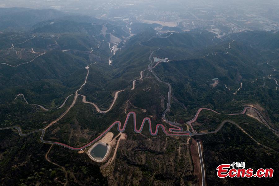 A drone photo shows a mountain road painted in two colors, used in a cycling race, in Taiyuan City, North China\'s Shanxi Province, May 7, 2019. (Photo: China News Service/Wei Liang)