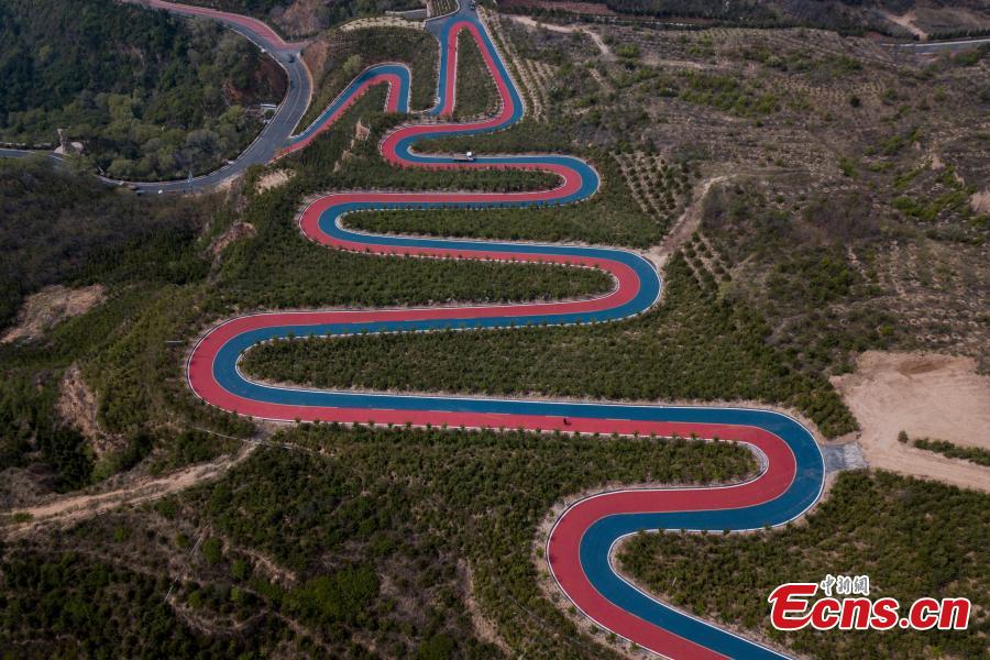 A drone photo shows a mountain road painted in two colors, used in a cycling race, in Taiyuan City, North China\'s Shanxi Province, May 7, 2019. (Photo: China News Service/Wei Liang)