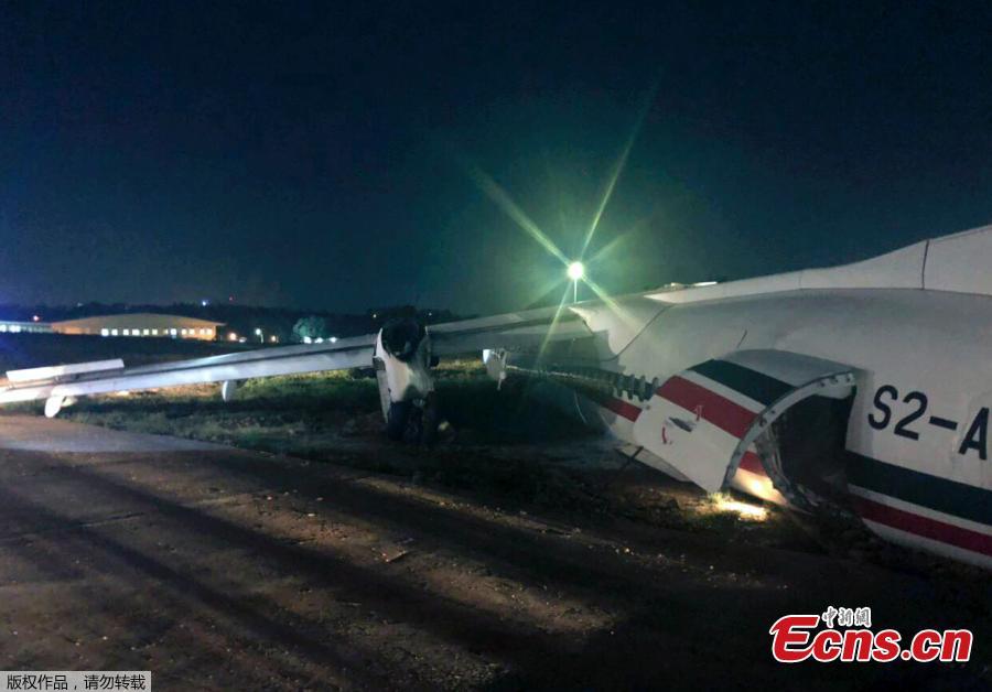Photo taken on May 8, 2019 shows the broken passenger plane of the Biman Bangladesh airlines at the Yangon International Airport in Yangon, Myanmar. Some 18 people including five crew members were injured after a passenger plane of the Biman Bangladesh airlines skidded off the runway at Myanmar\'s Yangon International Airport (YIA) on Wednesday, said the Department of Civil Aviation Myanmar. (Photo/Agencies)