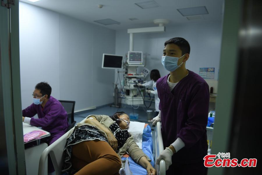 A male nurse works at the Xinqiao Hospital at the Army Military Medical University in Southwest China\'s Chongqing Municipality, ahead of International Nurses Day, which is observed annually around the world on May 12 to mark the contributions to society made by nurses. The hospital launched its male nurse team across different departments in 2016, and it now accounts for 10 percent of the hospital’s total nurse numbers. (Photo: China News Service/Chen Chao)