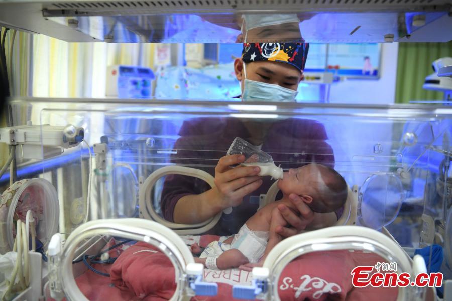 A male nurse works at the Xinqiao Hospital at the Army Military Medical University in Southwest China\'s Chongqing Municipality, ahead of International Nurses Day, which is observed annually around the world on May 12 to mark the contributions to society made by nurses. The hospital launched its male nurse team across different departments in 2016, and it now accounts for 10 percent of the hospital’s total nurse numbers. (Photo: China News Service/Chen Chao)