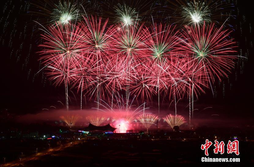Photo taken on May 11, 2019 shows the opening ceremony of the 14th China (Liuyang) International Fireworks Cultural Festival held in Liuyang City, central China\'s Hunan Province. Liu Yang is well-known for its fireworks industry.  (Photo/China News Service)