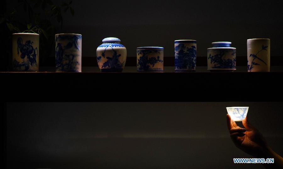 A visitor holds a luminous eggshell porcelain teacup in Jingdezhen, east China\'s Jiangxi Province, Oct. 19, 2018. China will hold the Conference on Dialogue of Asian Civilizations starting from May 15. Under the theme of \