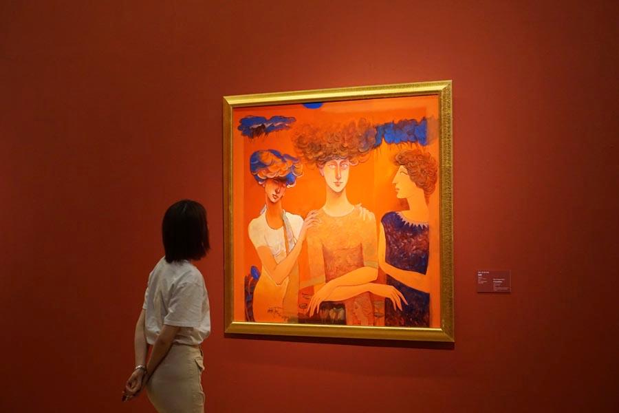 A visitor looks at painting Consolation by Ram Viranjan, India, on May 10, 2019. (Photo/chinadaily.com.cn)

Items on show are categorized into three themes - Expression of the East, Beauty of China, and Charm of Asia - revealing respectively the poetic features of Asian art; the beauty and vibrancy of modern China in the eyes of artists from other Asian countries; and Chinese artists\' understandings of landscapes and people\'s lives in other parts of Asia.