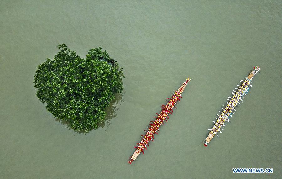 Aerial photo taken on June 14, 2018 shows people participating in a dragon boat race to greet the Dragon Boat Festival in Wenzhou City, east China\'s Zhejiang Province. China will hold the Conference on Dialogue of Asian Civilizations starting from May 15. Under the theme of \