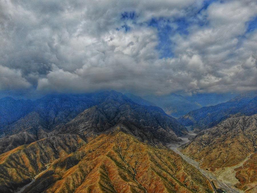 An aerial photo captures Helan Mountain after rainfall on May 9, 2019, as clouds shroud colorful mountaintops to form a picturesque view. (Photo/chinadaily.com.cn)