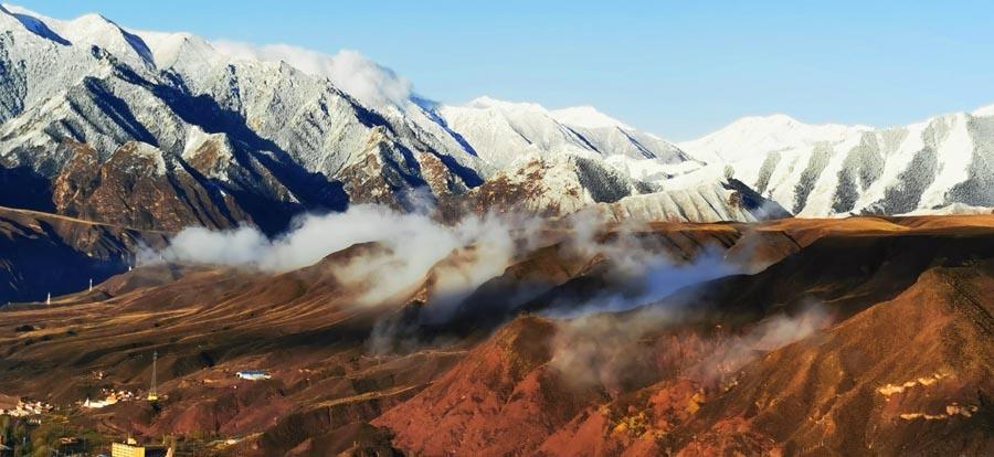 After rain and snow, clouds and fog surrounded Sunan county of Zhangye city, Northwest China\'s Gansu Province, on Wednesday. Mist from the Qilian Mountains in the south poured down the valley and shrouded the hilltops, forming a magnificent landscape and creating a remarkable mountain scene. (Photo by Wu Xuefeng/for chinadaily.com.cn)