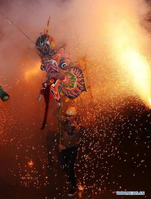 An artist performs dragon dance with fireworks in Majing\'ao Town of Jishou City, central China\'s Hunan Province, Feb. 17, 2019. China will hold the Conference on Dialogue of Asian Civilizations starting from May 15. Under the theme of \