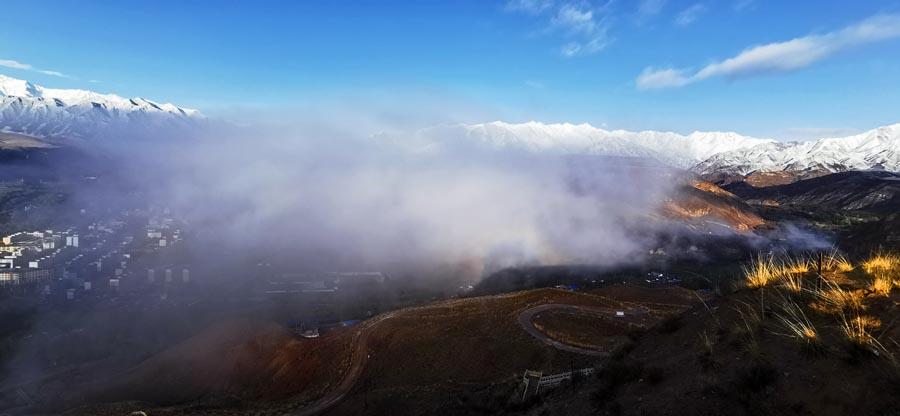 After rain and snow, clouds and fog surrounded Sunan county of Zhangye city, Northwest China\'s Gansu Province, on Wednesday. Mist from the Qilian Mountains in the south poured down the valley and shrouded the hilltops, forming a magnificent landscape and creating a remarkable mountain scene. (Photo by Wu Xuefeng/for chinadaily.com.cn)