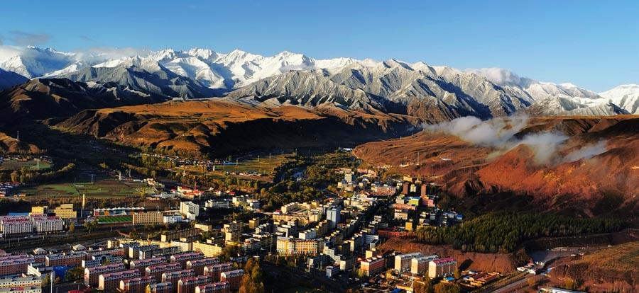 After rain and snow, clouds and fog surrounded Sunan county of Zhangye city, Northwest China\'s Gansu Province, on Wednesday. Mist from the Qilian Mountains in the south poured down the valley and shrouded the hilltops, forming a magnificent landscape and creating a remarkable mountain scene. (Photo by Wu Xuefeng/for chinadaily.com.cn)