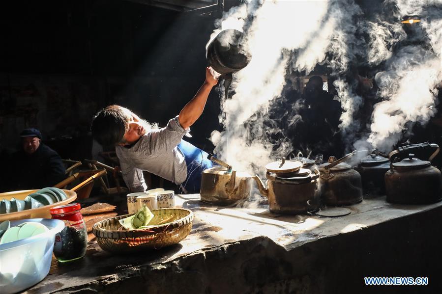 A waiter serves tea in Chengdu, southwest China\'s Sichuan Province, on March 20, 2019. As an important part of Asian culture, tea is a special bond among Asian countries to deepen friendship and boost mutual exchanges. China will hold the Conference on Dialogue of Asian Civilizations starting from May 15. Under the theme of \