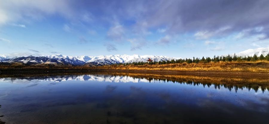 After rain and snow, clouds and fog surrounded Sunan county of Zhangye city, Northwest China\'s Gansu Province, on Wednesday. Mist from the Qilian Mountains in the south poured down the valley and shrouded the hilltops, forming a magnificent landscape and creating a remarkable mountain scene. (Photo by Wu Xuefeng/for chinadaily.com.cn)