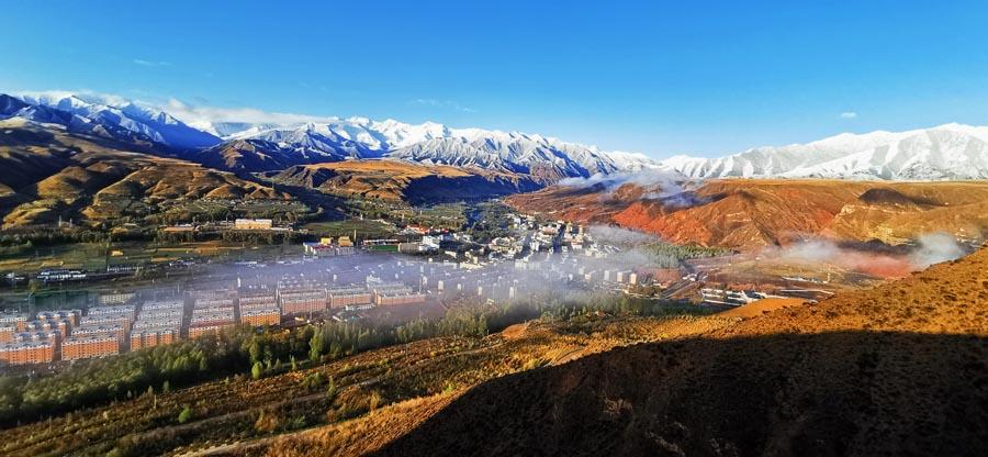 After rain and snow, clouds and fog surrounded Sunan county of Zhangye city, Northwest China\'s Gansu Province, on Wednesday. Mist from the Qilian Mountains in the south poured down the valley and shrouded the hilltops, forming a magnificent landscape and creating a remarkable mountain scene. (Photo by Wu Xuefeng/for chinadaily.com.cn)