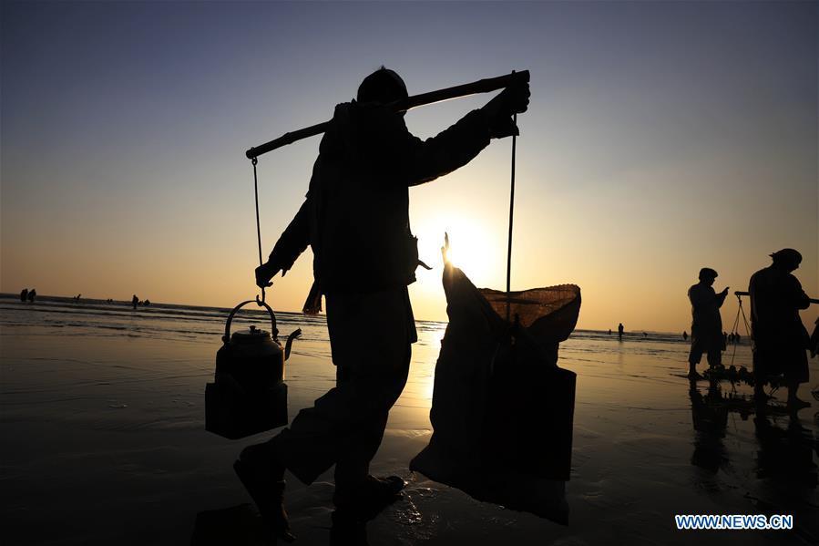 A vendor sells tea at Clifton beach in port city of Karachi, Pakistan on Jan. 25, 2019. As an important part of Asian culture, tea is a special bond among Asian countries to deepen friendship and boost mutual exchanges. China will hold the Conference on Dialogue of Asian Civilizations starting from May 15. Under the theme of \