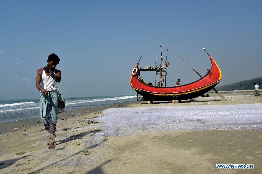 A fisherman prepares his fishing net near a boat in Cox\'s Bazar, Bangladesh, Jan. 9, 2019. China will hold the Conference on Dialogue of Asian Civilizations starting from May 15. Under the theme of \