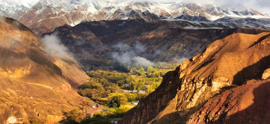 After rain and snow, clouds and fog surrounded Sunan county of Zhangye city, Northwest China\'s Gansu Province, on Wednesday. Mist from the Qilian Mountains in the south poured down the valley and shrouded the hilltops, forming a magnificent landscape and creating a remarkable mountain scene. (Photo by Wu Xuefeng/for chinadaily.com.cn)