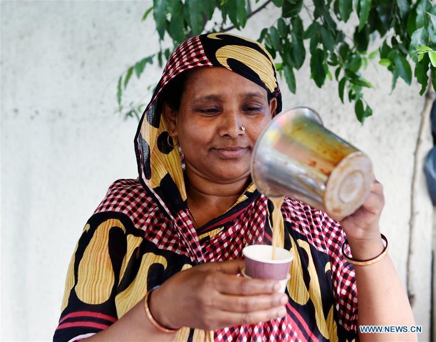 Vendor Lina serves Masala Chai, a kind of Indian tea, in New Delhi, capital of India, on April 24, 2019. As an important part of Asian culture, tea is a special bond among Asian countries to deepen friendship and boost mutual exchanges. China will hold the Conference on Dialogue of Asian Civilizations starting from May 15. Under the theme of \