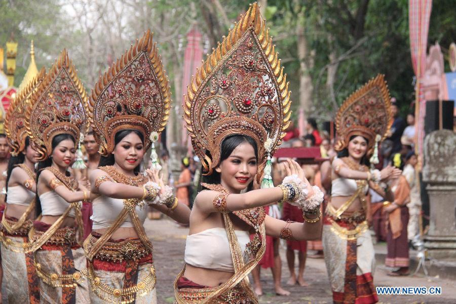 Performers dance on the parade Kheun Khao Phanom Rung, or \