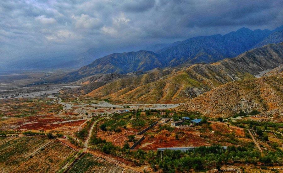 An aerial photo captures Helan Mountain after rainfall on May 9, 2019, as clouds shroud colorful mountaintops to form a picturesque view. (Photo/chinadaily.com.cn)