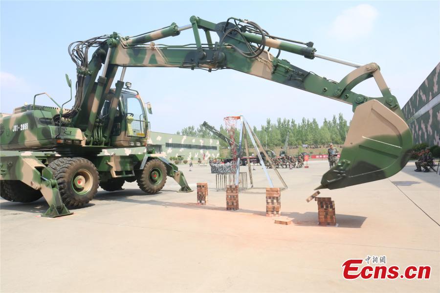 A unit of the People\'s Liberation Army Rocket Force held a skills contest where 100 military engineers competed to maneuver vehicles and machines including excavators, loaders, cranes, and forklifts passed various obstacles. (Photo: China News Service/Fang Lei)