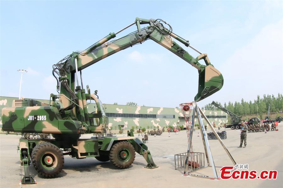 A unit of the People\'s Liberation Army Rocket Force held a skills contest where 100 military engineers competed to maneuver vehicles and machines including excavators, loaders, cranes, and forklifts passed various obstacles. (Photo: China News Service/Fang Lei)