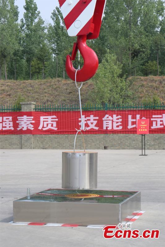 A unit of the People\'s Liberation Army Rocket Force held a skills contest where 100 military engineers competed to maneuver vehicles and machines including excavators, loaders, cranes, and forklifts passed various obstacles. (Photo: China News Service/Fang Lei)