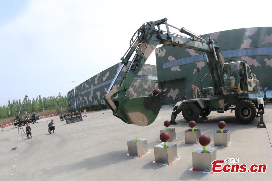 A unit of the People\'s Liberation Army Rocket Force held a skills contest where 100 military engineers competed to maneuver vehicles and machines including excavators, loaders, cranes, and forklifts passed various obstacles. (Photo: China News Service/Fang Lei)