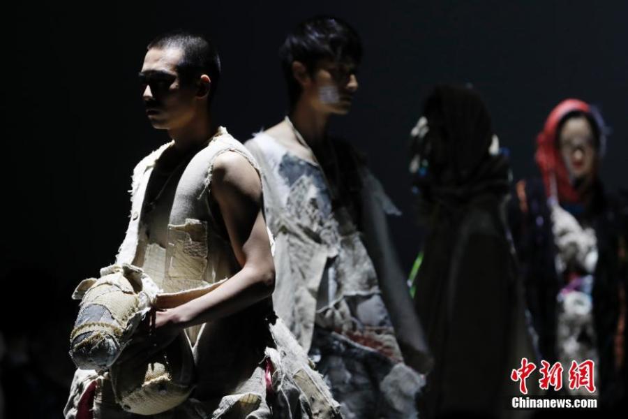 Models present creations by graduates from the School of Design at the China Academy of Art during the China Graduate Fashion Week in Beijing, May 13, 2019. A total of 1,716 graduates from 47 universities in China, South Korea and the United Kingdom will host 46 shows during the fashion week. (Photo: China News Service/Han Haidan)