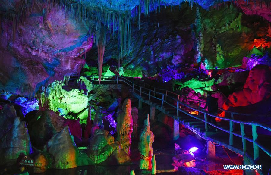 Tourists view Wanxiang karst cave in Hanwang Township of Longnan City, northwest China\'s Gansu Province, May 13, 2019. (Xinhua/Ma Ning)