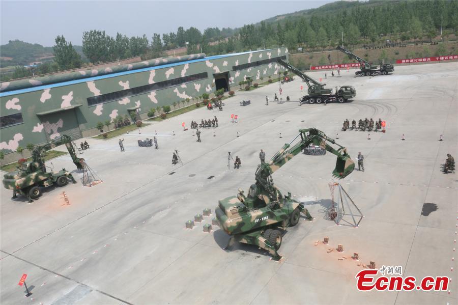 A unit of the People\'s Liberation Army Rocket Force held a skills contest where 100 military engineers competed to maneuver vehicles and machines including excavators, loaders, cranes, and forklifts passed various obstacles. (Photo: China News Service/Fang Lei)