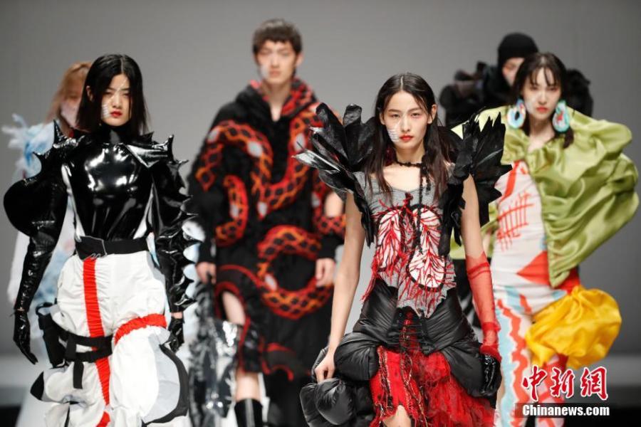 Models present creations by graduates from the School of Design at the China Academy of Art during the China Graduate Fashion Week in Beijing, May 13, 2019. A total of 1,716 graduates from 47 universities in China, South Korea and the United Kingdom will host 46 shows during the fashion week. (Photo: China News Service/Han Haidan)