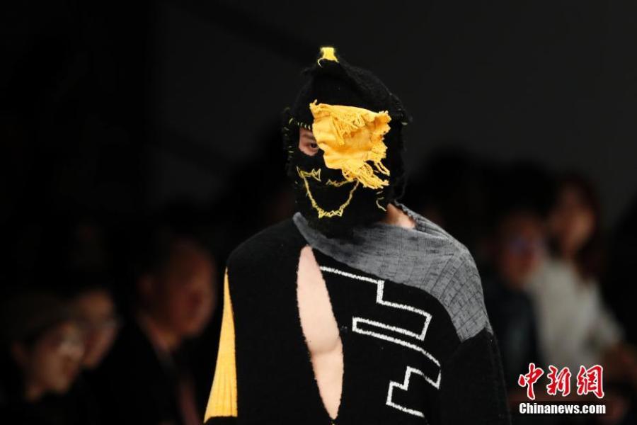 Models present creations by graduates from the School of Design at the China Academy of Art during the China Graduate Fashion Week in Beijing, May 13, 2019. A total of 1,716 graduates from 47 universities in China, South Korea and the United Kingdom will host 46 shows during the fashion week. (Photo: China News Service/Han Haidan)