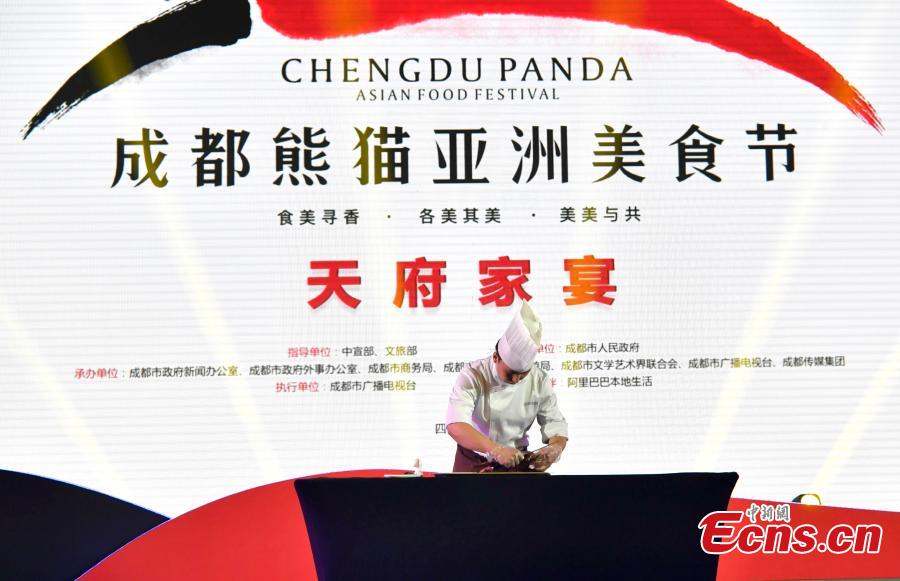 Photo taken on May 14, 2019 shows the Chengdu Panda Asian Food Festival held in Chengdu City, Sichuan Province. Two hundred guests from many countries and regions were invited to enjoy the Tianfu Family Banquet that included 16 signature Sichuan dishes. Sichuan food has a long history and is known as one of the four major Chinese cuisines. The province also has the reputation of “Tian Fu Zhi Guo,” a place richly endowed with natural resources. The festival is part of the Conference on Dialogue of Asian Civilizations held in Beijing. (Photo: China News Service/An Yuan)