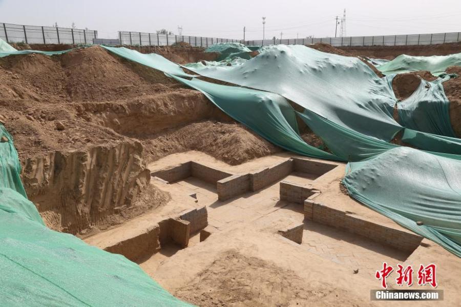 The Cultural Relics Exploration and Management Office in Zhengzhou City, Henan Province has announced the discovery of 160 toms of the Han Dynasty (206 BC?220 AD) built in different styles, such as with a flat or caved top. (Photo: China News Service/VCG)