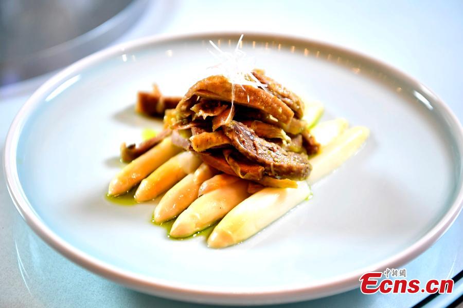 Photo taken on May 14, 2019 shows the Chengdu Panda Asian Food Festival held in Chengdu City, Sichuan Province. Two hundred guests from many countries and regions were invited to enjoy the Tianfu Family Banquet that included 16 signature Sichuan dishes. Sichuan food has a long history and is known as one of the four major Chinese cuisines. The province also has the reputation of “Tian Fu Zhi Guo,” a place richly endowed with natural resources. The festival is part of the Conference on Dialogue of Asian Civilizations held in Beijing. (Photo: China News Service/An Yuan)