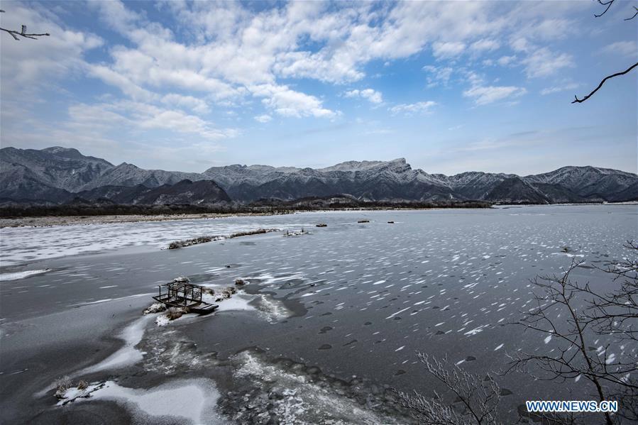 Photo taken on Jan. 12, 2017 shows the winter scenery of the Dajiu Lake in Shennongjia National Park in central China\'s Hubei Province. (Xinhua/Du Huaju)