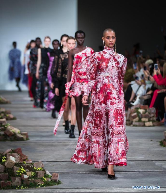Models show the creations by Leo & Lin during Fashion Week Australia in Sydney, Australia, May 15, 2019. (Xinhua/Zhu Hongye)