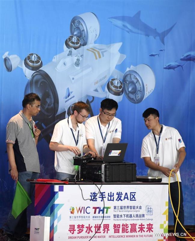 Team members of Ocean University of China control an underwater robot during the World Intelligence Underwater Robots Challenge held in north China\'s Tianjin, May 15, 2019. The World Intelligence Underwater Robots Challenge opened here on Wednesday, attracting 13 teams from China, the United States, Japan and Australia. The competition, with the theme \