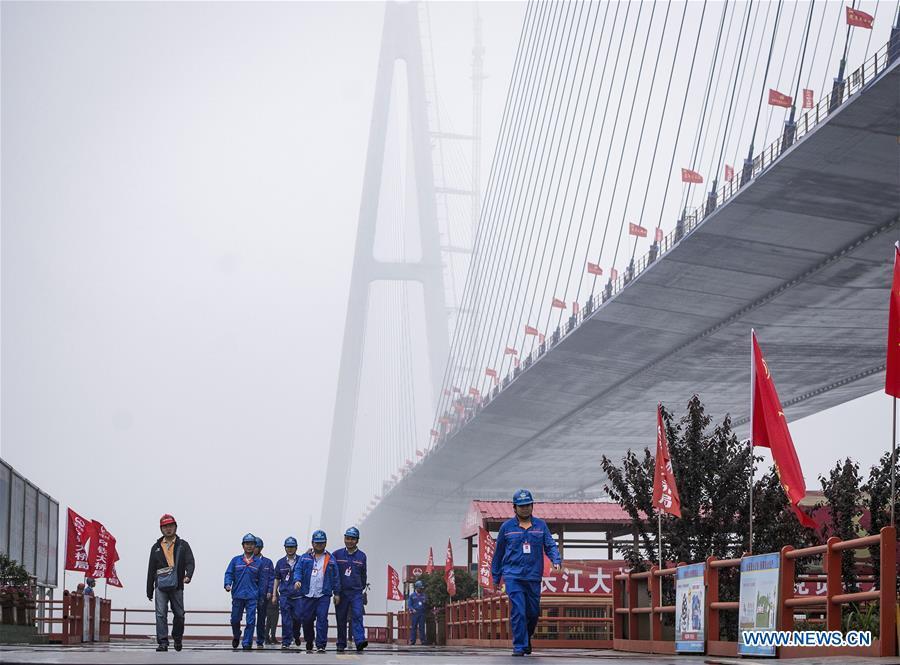 Construction workers are on the construction site of Qingshan Yangtze River Bridge in Wuhan, central China\'s Hubei Province, May 16, 2019. The 7,548 meter-long Qingshan Yangtze River Bridge is now the widest bridge over Yangtze River. (Xinhua/Xiao Yijiu)