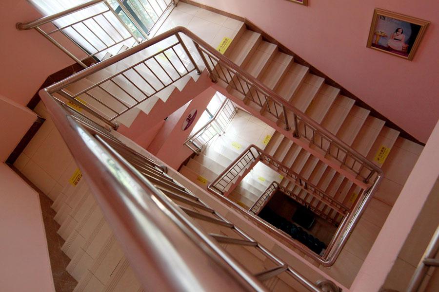 Li Zhenhui, an employee with an interior design company in Guangzhou, has shot photos of more than 400 sets of winding stairs in the city. (Photo by Li Zhenhui/for chinadaily.com.cn)