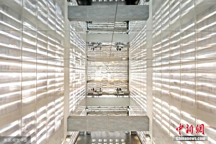 A bookstore featuring transparent bookcases in Xi’an, capital of Northwest China\'s Shaanxi province. Installed with three 12-meter-high such bookcases to show off reading materials, the bookstore offers customers an unique reading experience. (Photo/VCG)