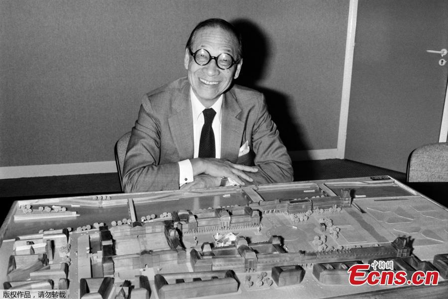 The portrait taken on September 27, 1985 shows Chinese American architect Ieoh Ming Pei with the architectural model of the Louvre Pyramid in Paris.(Photo/Agencies)
