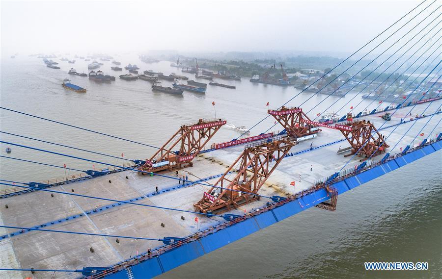 Aerial photo taken on May 16, 2019 shows the closure scene of Qingshan Yangtze River Bridge in Wuhan, central China\'s Hubei Province. The 7,548 meter-long Qingshan Yangtze River Bridge is now the widest bridge over Yangtze River. (Xinhua/Xiao Yijiu)